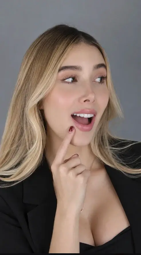 Paciente mostrando su sonrisa