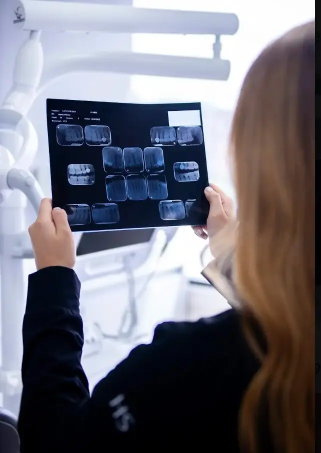 Especialista revisando radiografías para implantes dentales en Medellín
