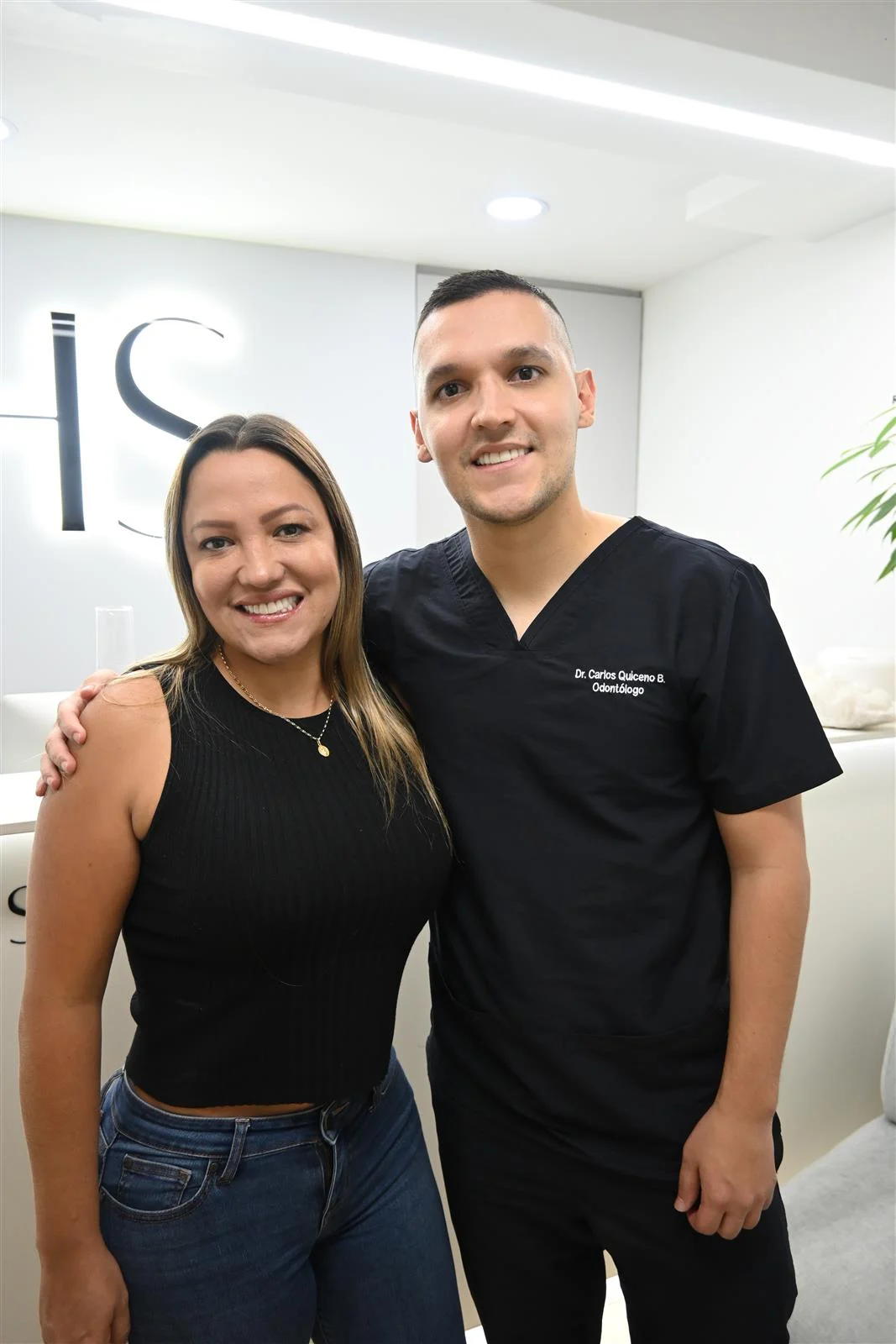 Paciente de turismo dental en Medellín con el Dr. Carlos Quiceno